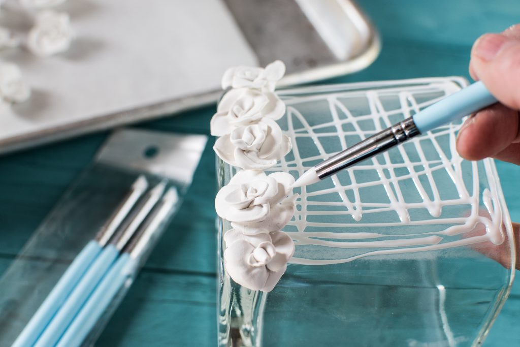 How to make beautiful clay craft flower vases with this simple method.