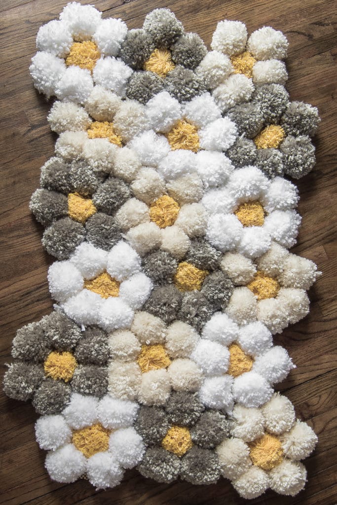 vinden er stærk dræne min How to Make a Pom Pom Rug the Easy Way - It's SO Fluffy!