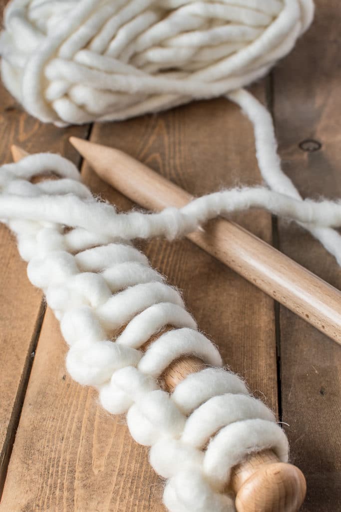 Пряжа Джамбо набрана на большие деревянные спицы.