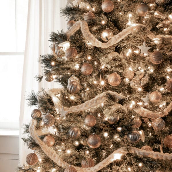 Beautiful Handmade Crochet Garland You Can Make in About 30 Minutes