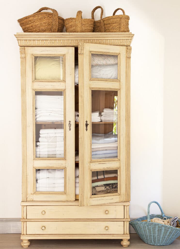 So lagern Sie Decken: Ideen zur Aufbewahrung von Decken Blank – Hausmode